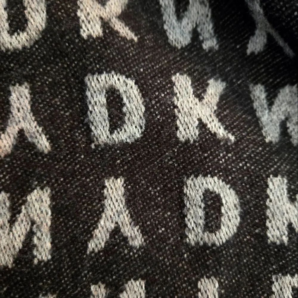 EC DKNY SIGNATURE SCARF - Picture 3 of 4